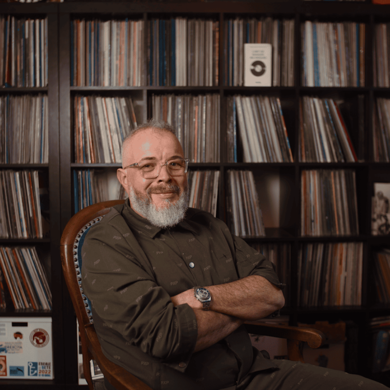 Séance d'écoute de vinyles avec Monsieur Carlitos