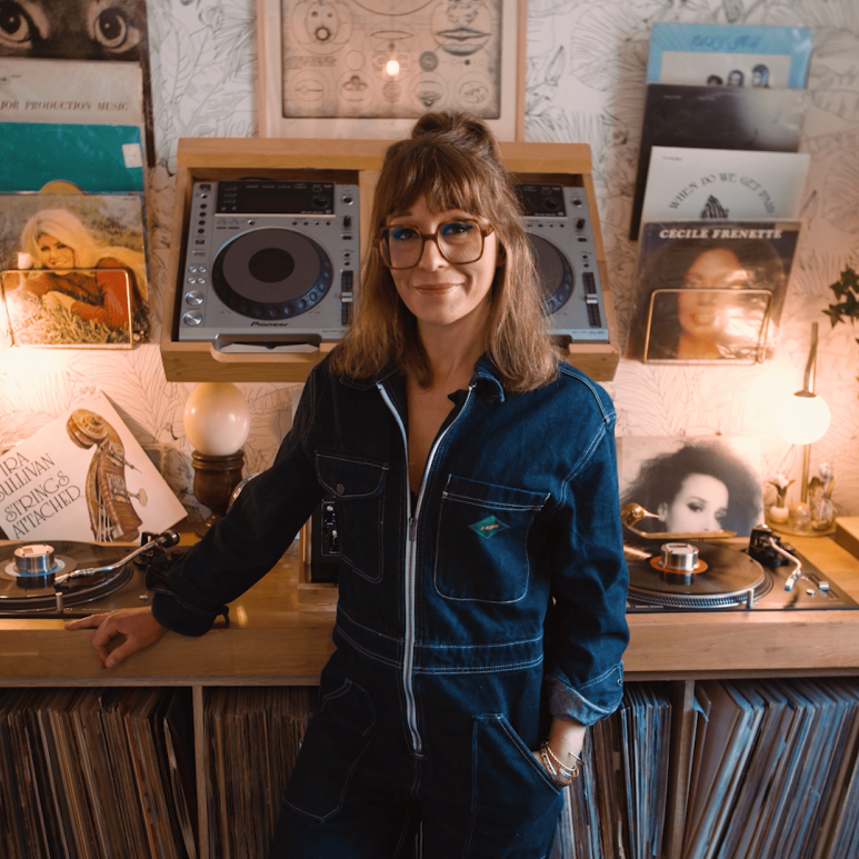 Séance d'écoute de vinyles avec Bolly Cat
